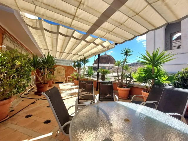 Ático con amplia terraza y garaje junto a la Plaza de España