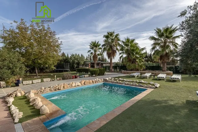 Chalet independiente con pozo propio y placas solares — 33