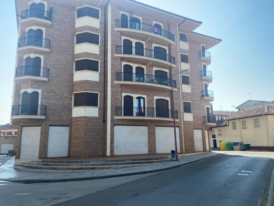 SE VENDE APARTAMENTO, COCINA, SALÓN, 2 HAB., 2 BAÑOS, ASCENSOR, TRASTERO, PLAZA DE GARAJE, NECESITA REFORMA.