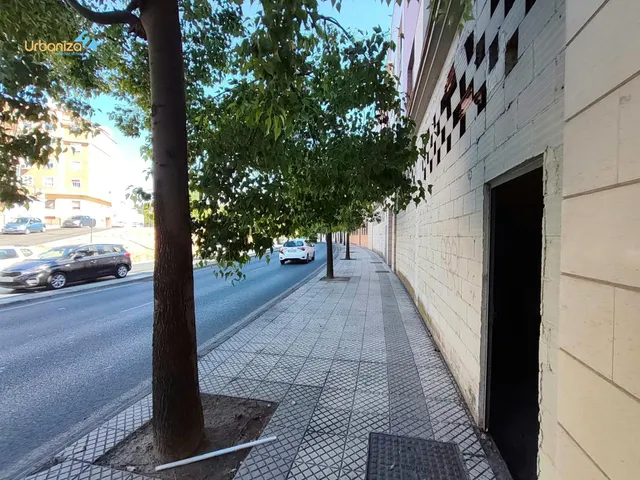 Local en bruto totalmente diafano con un amplio patio ideal para cualquier tipo de negocio — 15