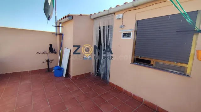 CASA DE TRES PLANTAS CON TERRAZA Y GARAJE PARA ENTRAR A VIVI