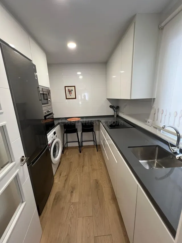 Nervión, Ramón y Cajal. Excelente vivienda reformada y amueblada de 2 habitaciones. Garaje. — 2