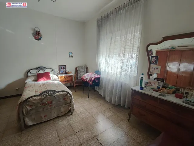 CASA CON 45 METROS DE FACHADA A 3 CALLES Y AMPLIA PARCELA EN - foto 3