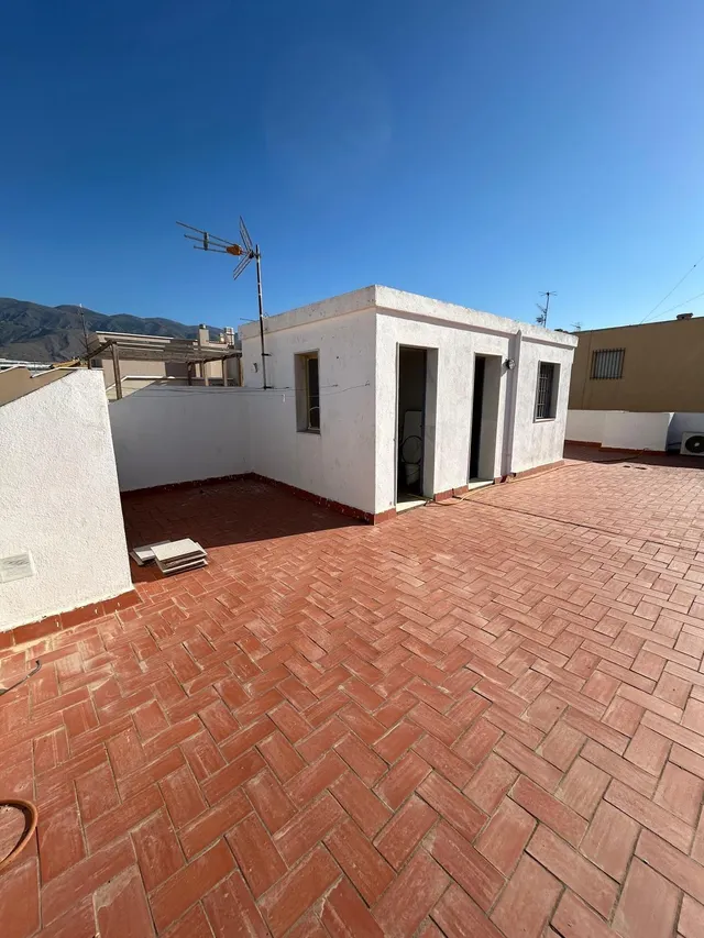 VIVIENDA SOBRE LOCAL EN SANTA MARÍA DEL ÁGUILA — 32