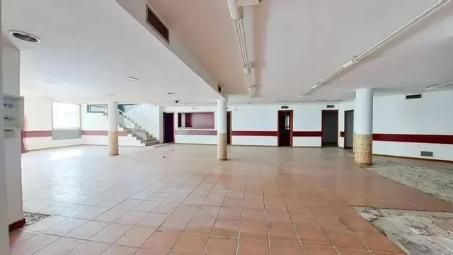 LOCAL EN VENTA EN EL PRAT DE LLOBREGAT (Barcelona). — 29