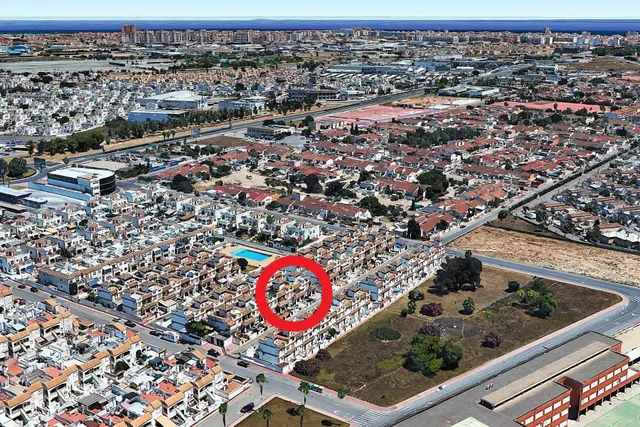 Casa adosada en buen estado (aprox. 87 m2) en el popular Jardín del Mar XIII. Terraza orientada al suroeste frente a la casa, azotea, gran piscina comunitaria y cerca de colegios y supermercados. — 26