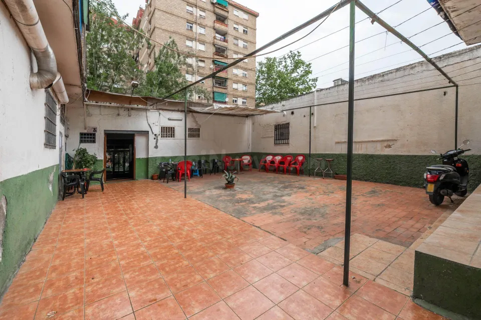 AMPLIO LOCAL CON TERRAZA Y MULTIPLES POSIBILIDADES!!!!!!!!!!