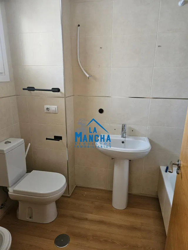 INMOBILIARIA LA MANCHA VENDE ADOSADO EN BARRIO MEDICINA. — 20