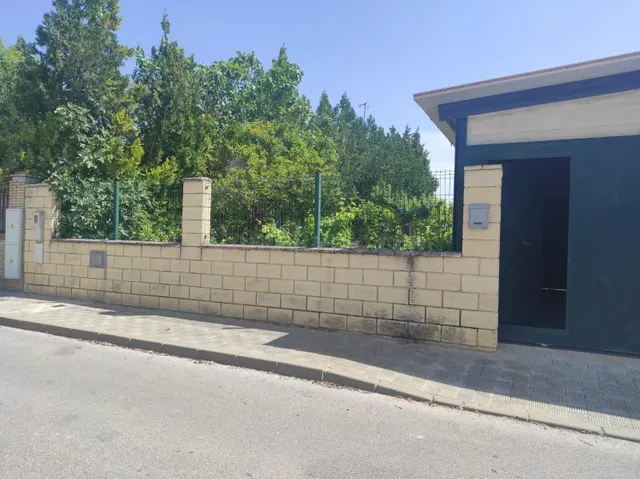 Magnifica parcela urbana con piscina y construcción en el co - foto 2