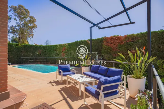Casa con jardín y piscina en Santa María - foto 4
