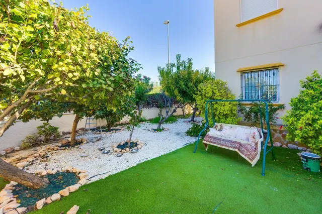 Gran bungalow planta baja en torrevieja: 4 hab, 1 baño — 5