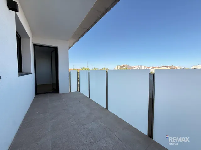 Magnífico piso a estrenar con terraza, piscina y garaje en el centro de Roses. — 16