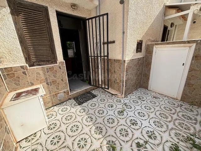 Encantador Dúplex en La Rosaleda (Torrevieja) con Solárium, Jardín Delantero y Trasero — 5
