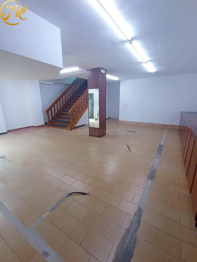 Gran local comercial con acceso por 2 calles y garaje privad