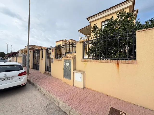 VILLA EN CAMPOAMOR "LOMAS DE DON JUAN" DE 4 DORM. 2 BAÑOS. CON SUPERFICIE DE 133 M2 Y PARCELA DE 74 M2. CON PISCINA. — 2