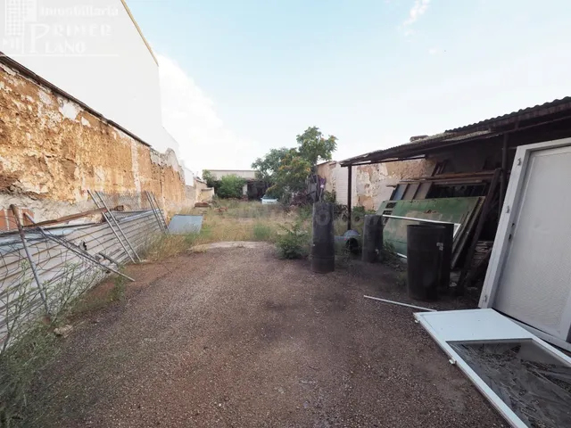 Se vende solar en la zona de calle Oriente que cuenta conn 4 - foto 2
