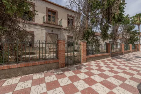 Se Vende Parcela en el centro de Cullar Vega con edificación