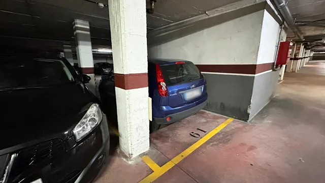 Se vende plaza de parquing para coche mediano en la zona del Parc del Estatut. — 2