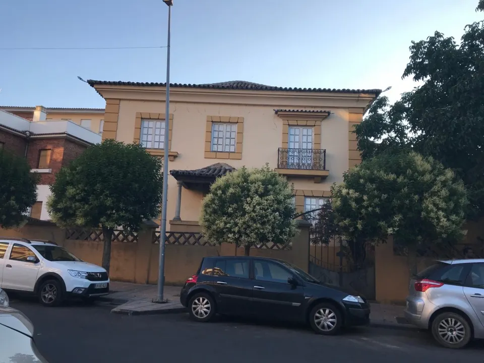 IMPRESIONANTE CASA EN EL CENTRO DE VALENCIA DE DON JUAN, IDEAL NEGOCIO. EN PERFECTO ESTADO.