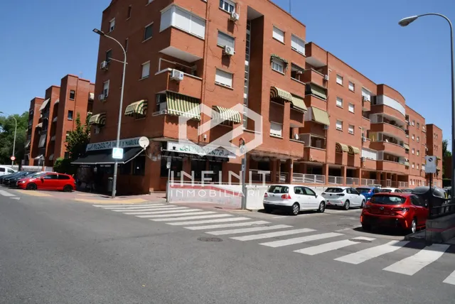 ¡Se acabó dar vueltas! Amplia plaza de garaje para coche y m - foto 5