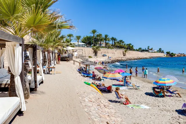 Bungalow de 2 dormitorios y piscina comunitaria en Orihuela Costa — 41