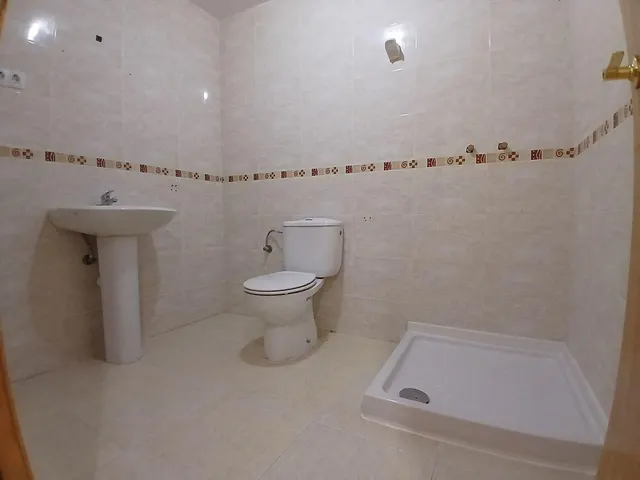 Amplio Piso con 3 habitaciones en Av. Catalunya — 15