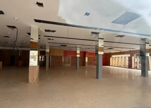 LOCAL COMERCIAL EN VENTA EN CASTELLÒ D'EMPÚRIES — 11