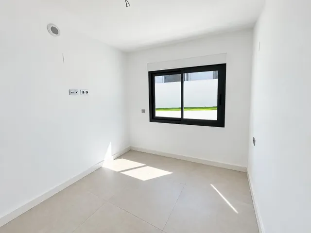 Chalet independiente de 4 dormitirios con piscina y garaje — 8