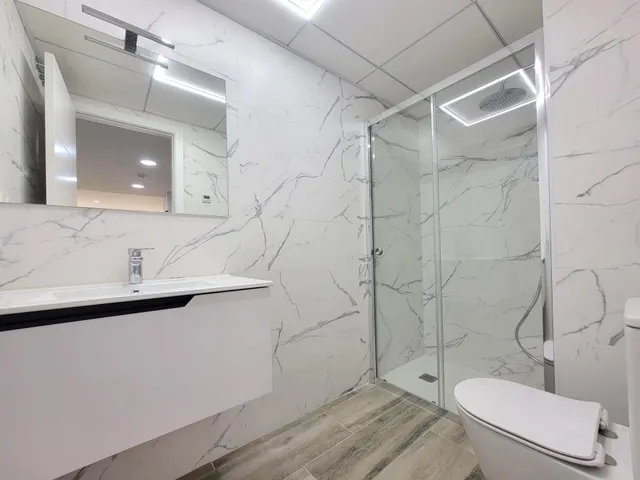 Moderno apartamento muy espacioso, en esquina, 3 dormitorios, 3 baños, parking, piscina, a 5 minutos a pie de la Playa del Cura — 21