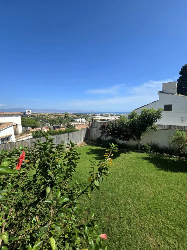 Chalet independiente con gran jardín y espectaculares vistas al mar — 37