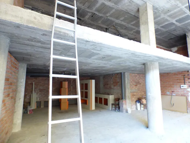 LOCAL EN VENTA CON GRAN APARADOR SITUADO EN UNA ZONA DE PASO DE MANRESA — 3