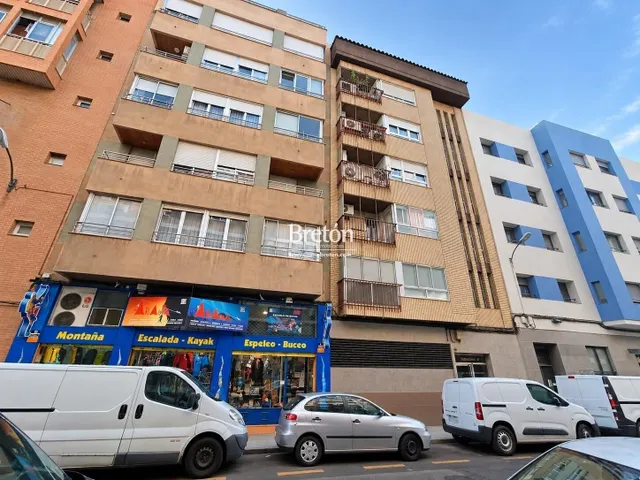 Interesante piso con plaza de garaje y trastero junto a Avenida Goya. — 21