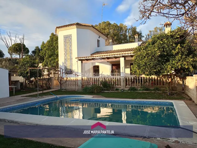 CHALET CON PISCINA EN JUNTA DE LOS RIOS