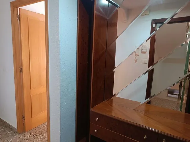 Luminoso piso con gran cocina y balcón frente a una tranquila plaza en Riola — 17