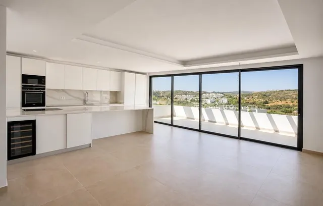 Ático de lujo con piscina infinity privada en Estepona, a 1 km de la playa — 2