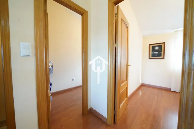 Chalet adosado con buhardilla en ciudad jardín de Alicante: garaje para 4 vehículos, terraza de 30m2 y piscina — 45