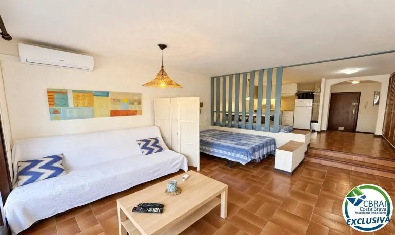Amplio estudio con terraza y licencia turística a 80 metros de la playa de Santa Margarita - Roses