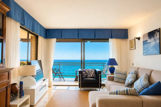 PRIMERA LÍNEA DE MAR · GRAN JARDÍN PRIVADO · PARKING Y TRAST