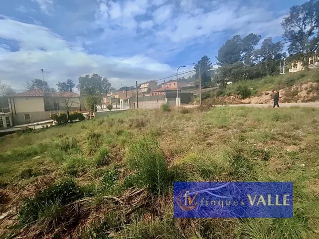 TERRENO POLANO EN URBANIZACIÓN - foto 3