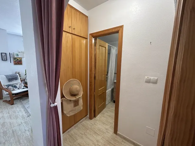 Apartamento esquinero luminoso y espacioso de dos plantas (aprox. 90 m2 - plantas 1 y 2) con gran terraza en la planta baja, 3 balcones (2 al sur y 1 al norte) y una gran piscina comunitaria. — 20
