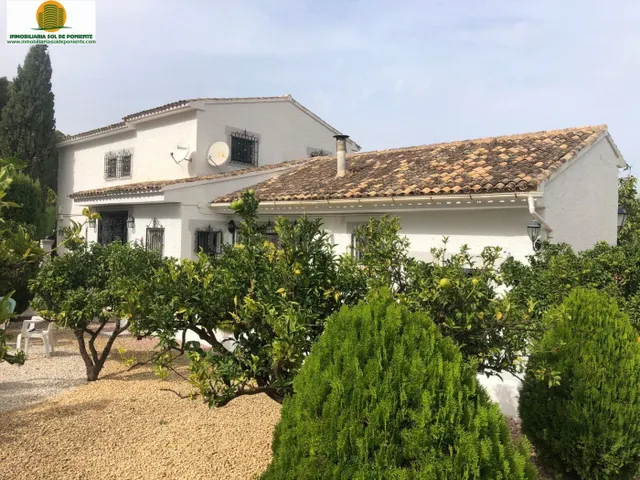 Masia Exclusiva en plena naturaleza , El Castell de Guadalest. — 2