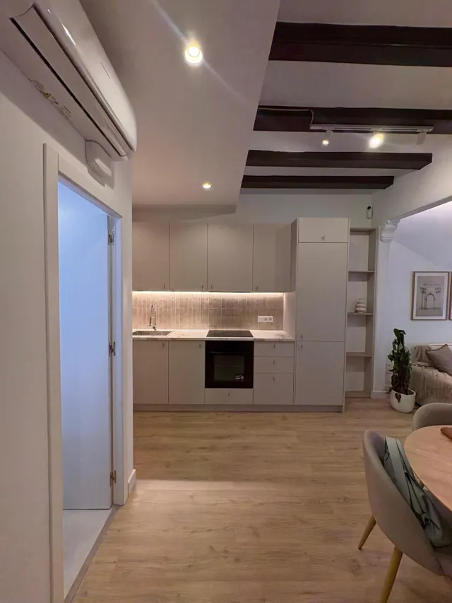 Piso reformado con 2 dormitorios y mobiliario a estrenar en el Raval, Barcelona — 25