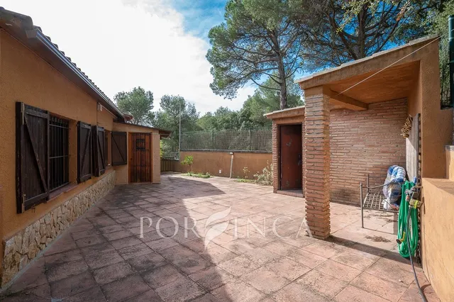 Villa con carácter de 5 dormitorios cerca de Palamós en un entorno verde. Piscina. — 6