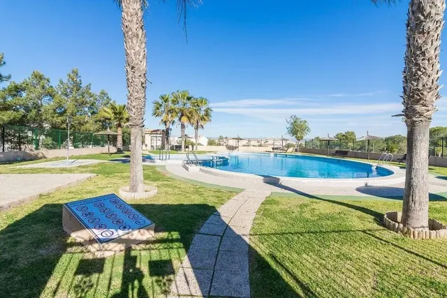 ADOSADO CON JARDÍN Y PISCINA - foto 3