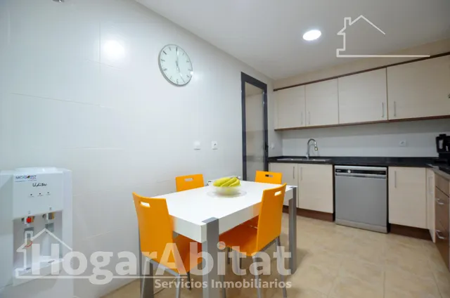 ¡vistas despejadas! amplio, alto y moderno con ascensor y balcón — 46