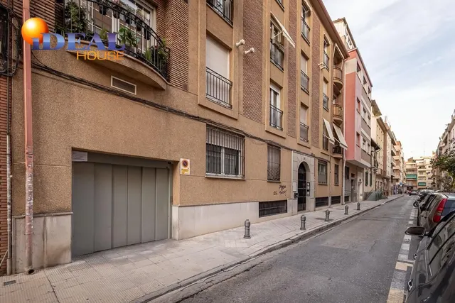 MAGNIFICA PLAZA DE GARAJE EN BARRIO FIGARES - JUNTO A CALLE ALHAMAR — 9