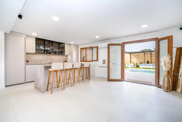 Casa con piscina en primera línea de mar en Cala Gamba — 8