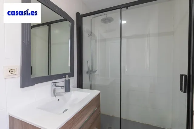 Casa independiente con piscina en La Zubia. — 30