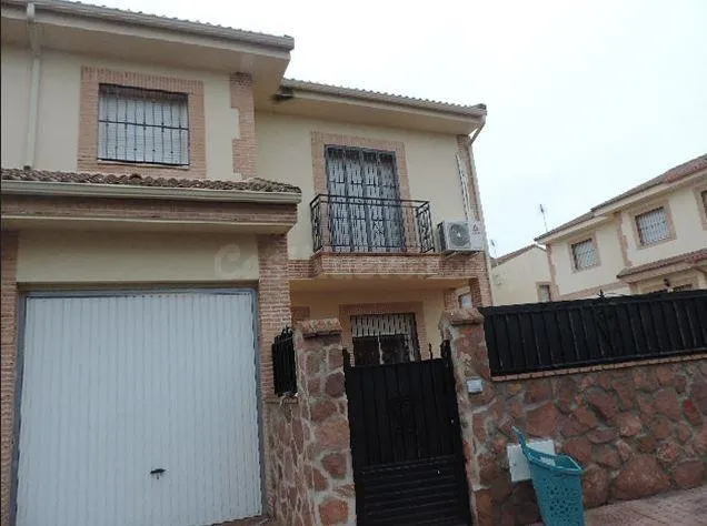 SE VENDE casa adosada OKUPADA en Luna Hormigos (Toledo)
