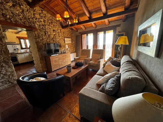 Encantadora Casa de Pueblo con Jardín Privado y Vistas a la  - foto 4